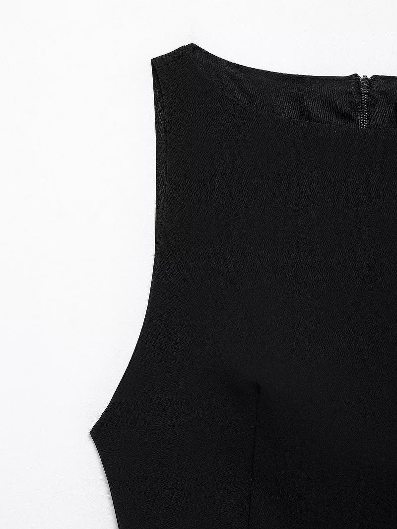 Elegantes kurzes schwarzes Kleid mit Federsaum