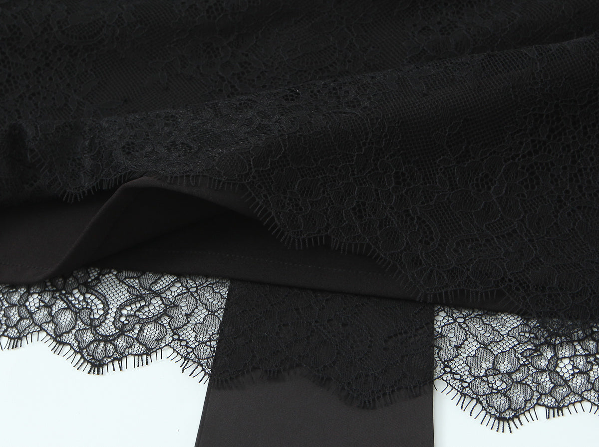 Eleganter schwarzer Spitzen-Body mit Schleife