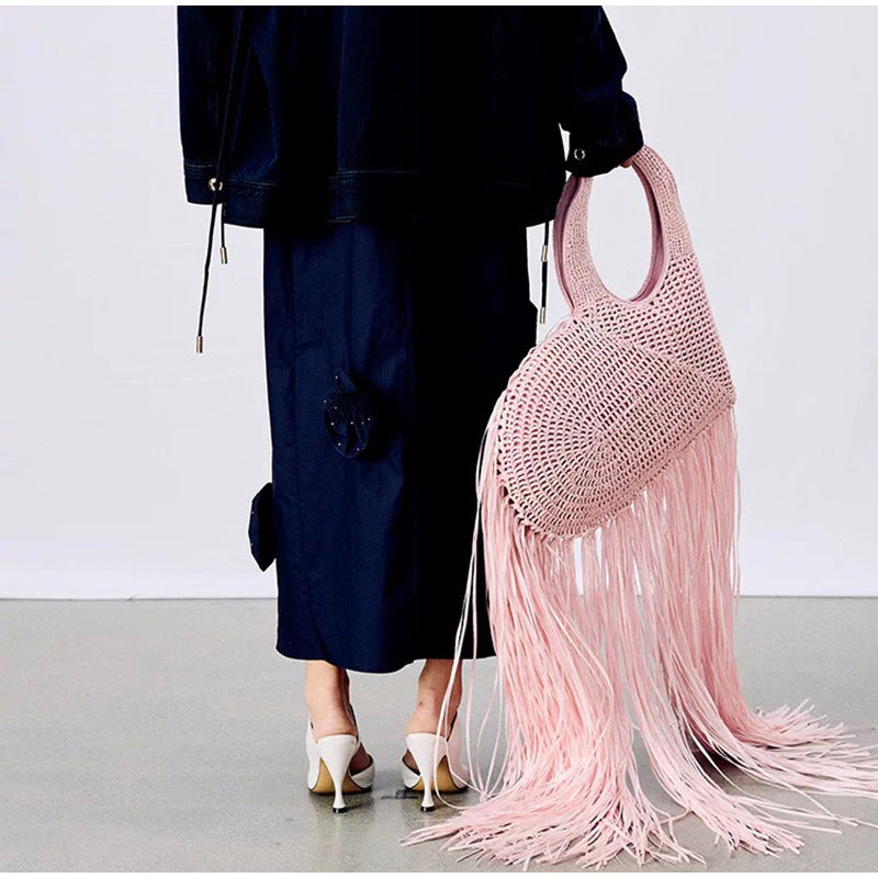 Gehäkelte Fransentasche im Boho-Stil – Handtasche mit langen Fransen im Love-Design