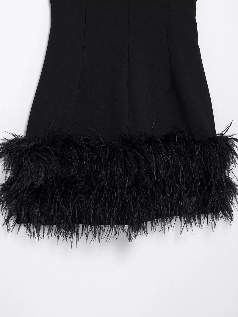 Elegantes kurzes schwarzes Kleid mit Federsaum