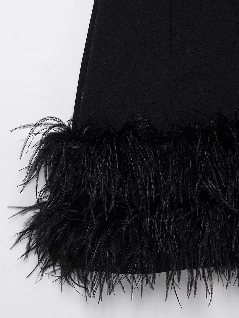 Elegantes kurzes schwarzes Kleid mit Federsaum