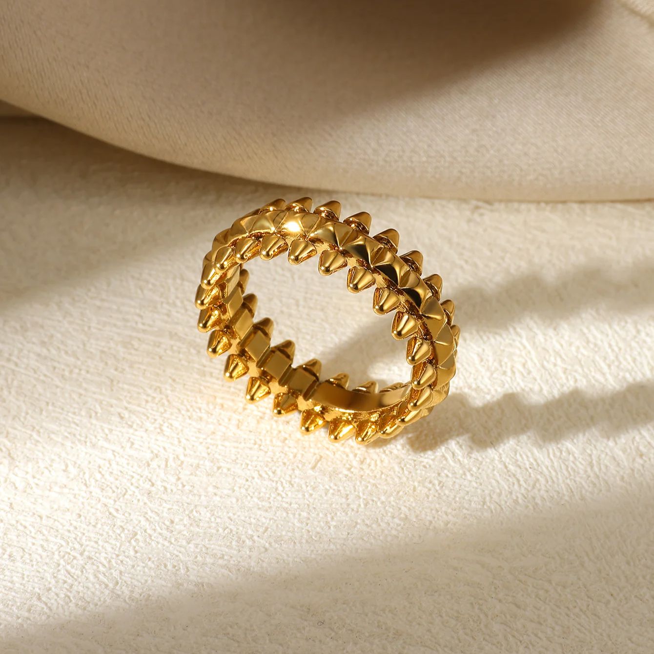 Goldfarbener Statement-Ring mit Nieten – Moderner Chunky Ring