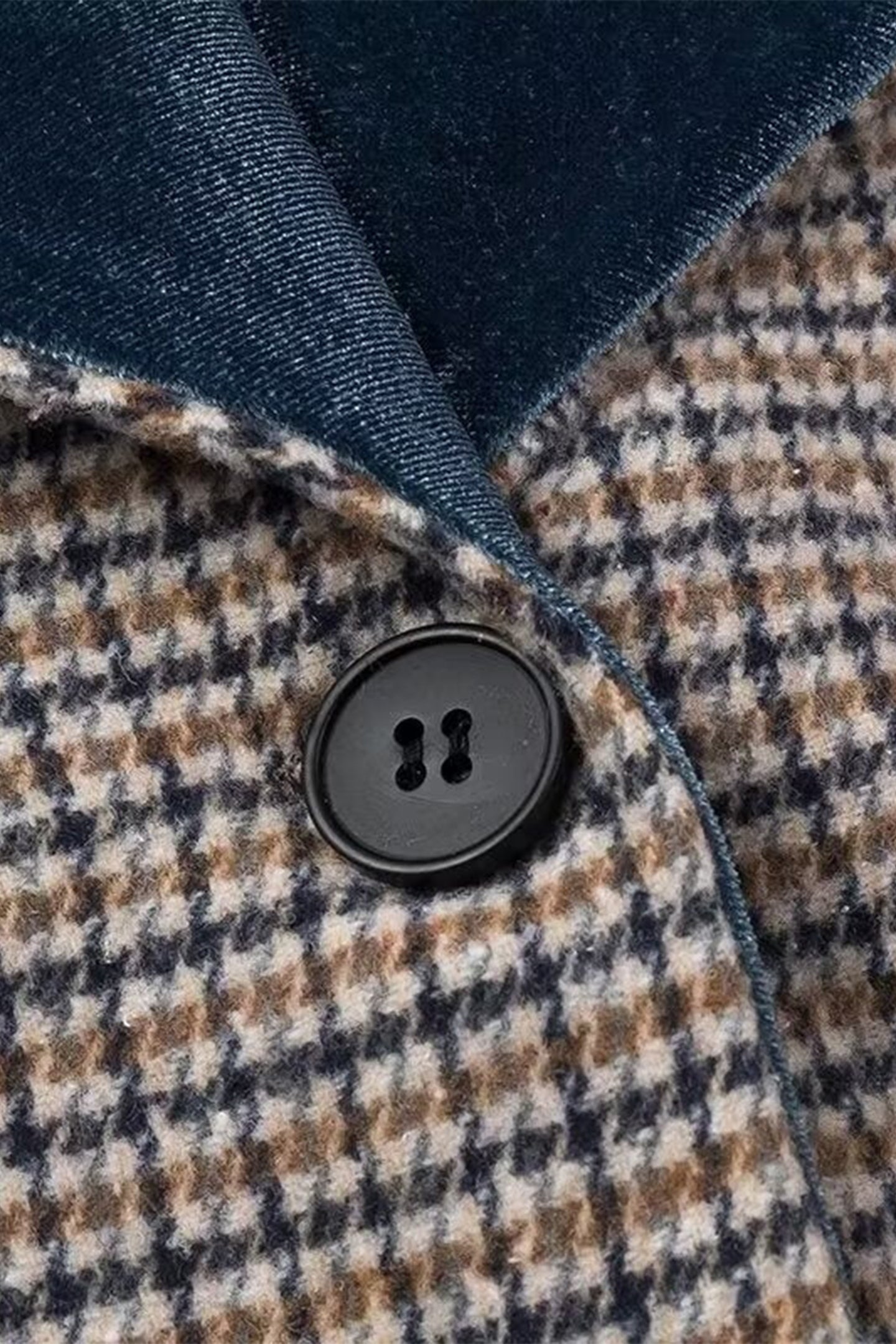 Karierter Wollmantel mit tiefem V-Ausschnitt und Stehkragen